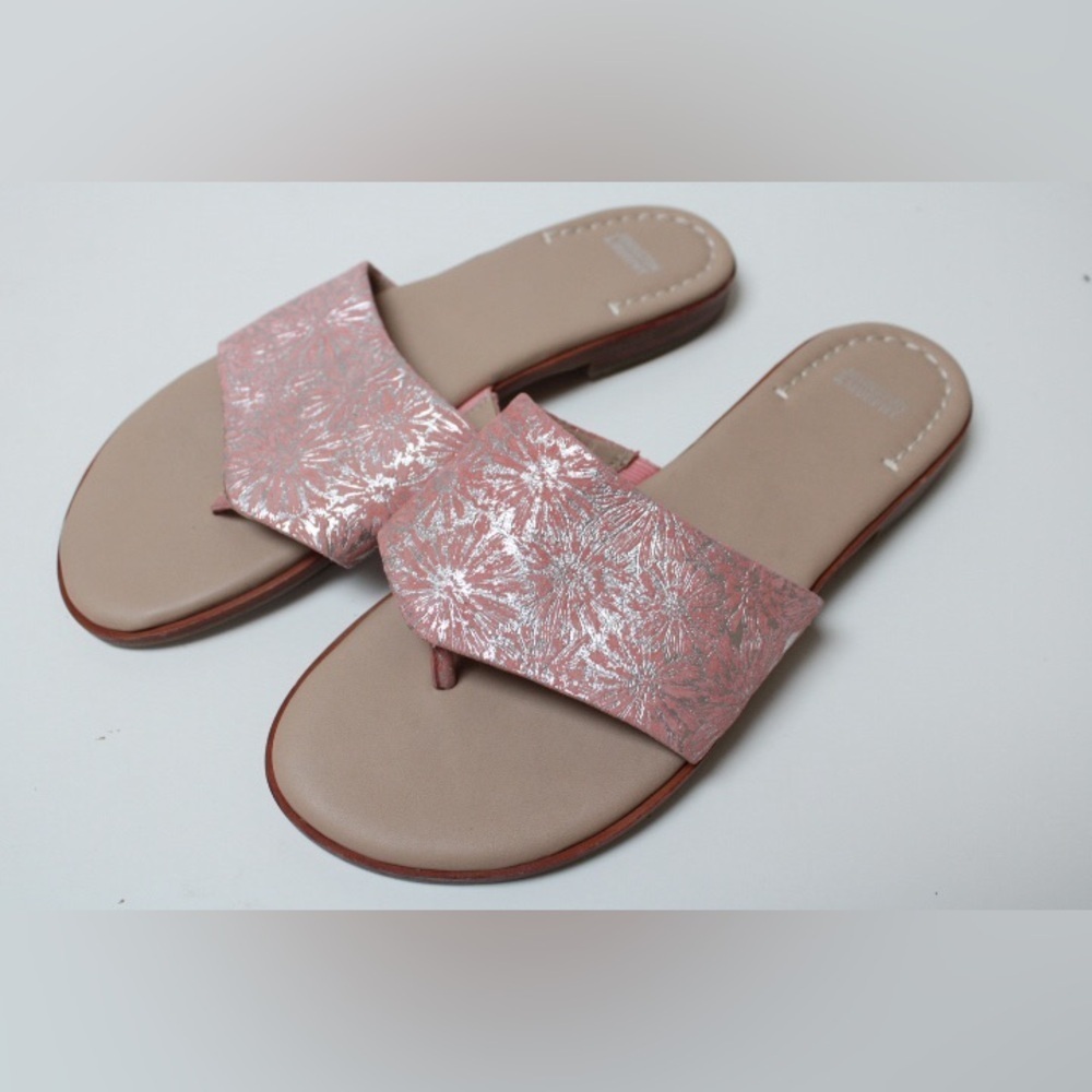 NWOT Johnston & Murphy pink embossed sandals